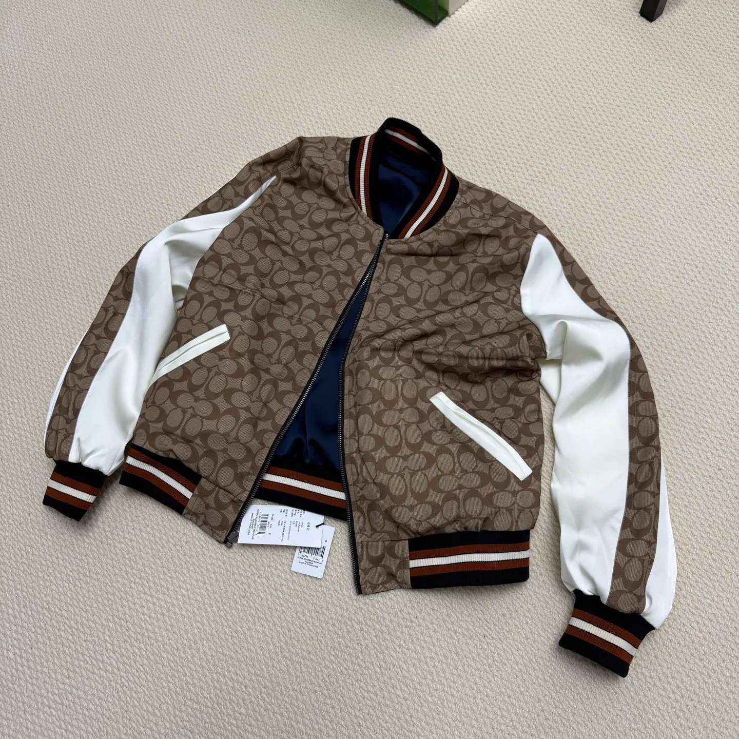 Provide one piece of clothing for two wears! COACH New Arrival women's jacket is here. Kou's New Arrival embroidered reversible baseball jacket for women. Super beautiful reversible baseball jersey. Produced by a major trading factory. Excellent quality. The quantity is not large, only about 500 pieces. But it's also very fragrant. One side is made of high-weight Navy Blue satin fabric. This fabric is absolutely amazing. Ordinary satin fabrics on the market are either soft and shapeless. Or the texture is rough and not delicate enough. The more delicate the fabric, the higher the fabric requirements. The fabric woven with forty-eight double yarns and three yarns is not only as delicate as Dove chocolate. And just hanging it flat there is very classy. I have tried it countless times and there is absolutely no snagging. The grass embroidery on the front chest can be said to be very three-dimensional. Perfectly complementing each other. Wearing it on the reverse side is a combination of color-blocked C all-over print and satin fabric. Classic is revealed in a low profile. All sizes available in complete packaging. Size: S-L (reversible) Color: Navy Blue (presbyopia reversed) (Material: polyester fiber) S size: length 59CM, bust 120CM, shoulder raglan (raglan) 72CM, reference weight 90-105 catties M size: length 61CM, bust 124CM, shoulder raglan (raglan) 74CM, reference weight 105-115 catties L size: length 63CM Bust 128CM, shoulder sleeves (raglan) 76CM, reference weight 115-130 catties